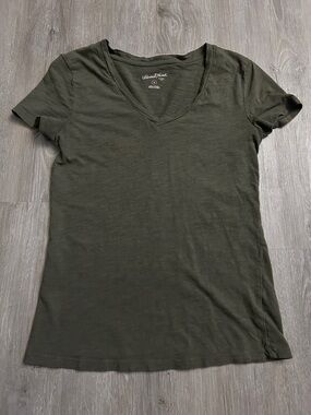 Universal Thread Olive V-Neck Short Sleeve Tee